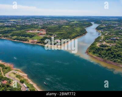 Luftaufnahme des Wahrzeichen der drei Grenzen (hito tres fronteras), Paraguay, Brasilien und Argentinien in der paraguayischen Stadt Presidente Franco nea Stockfoto