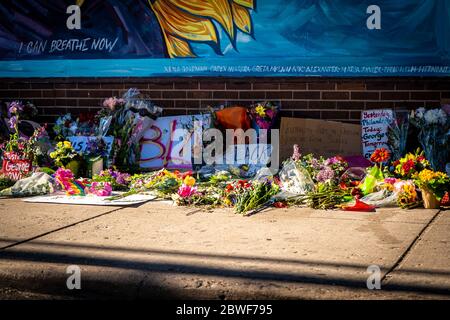 Blumen links am George Floyd Memorial in Minneapolis, MN, am 29. Mai 2020. Die Proteste gegen die Brutalität der Polizei wurden an diesem Wochenende im ganzen Land fortgesetzt, als George Floyd starb, dessen Tod in Polizeigewahrsam auf Video festgehalten wurde. (Foto von munshots/Sipa USA) Stockfoto