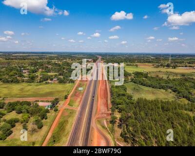 Luftaufnahme der neuen Route 7 (Ruta 7) von Caaguazu nach Ciudad del Este in Paraguay, die auf vier Fahrspuren erweitert wurde.