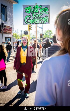 Demonstrator in Joker Kostüm trägt ein Schild, das "Gerechtigkeit für George" bei George Floyd Black Lives Matter Protest in Minneapolis, MN, am 29. Mai 2020 liest. Die Proteste gegen die Brutalität der Polizei wurden an diesem Wochenende im ganzen Land fortgesetzt, als George Floyd starb, dessen Tod in Polizeigewahrsam auf Video festgehalten wurde. (Foto von munshots/Sipa USA) Stockfoto