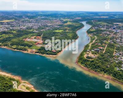 Luftaufnahme des Wahrzeichen der drei Grenzen (hito tres fronteras), Paraguay, Brasilien und Argentinien in der paraguayischen Stadt Presidente Franco nea Stockfoto