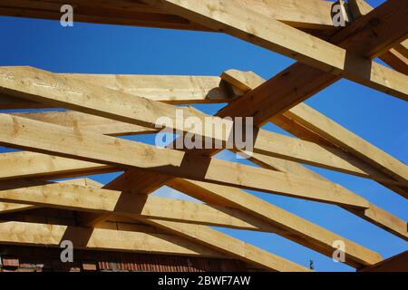 Dachbinder nicht mit Keramikfliesen auf Einfamilienhaus im Bau, sichtbare Dachelemente, Lattenroste, Thekenlatten, Dachsparren. Industrie Stockfoto