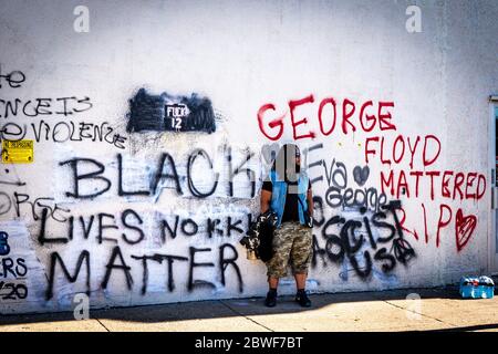 Afroamerikanischer Mann, der in Demonstration für George Floyd in Minneapolis, MN, am 29. Mai 2020 raucht. Die Proteste gegen die Brutalität der Polizei wurden an diesem Wochenende im ganzen Land fortgesetzt, als George Floyd starb, dessen Tod in Polizeigewahrsam auf Video festgehalten wurde. (Foto von munshots/Sipa USA) Stockfoto