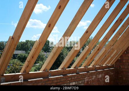 Dachbinder nicht mit Keramikfliesen auf Einfamilienhaus im Bau, sichtbare Dachelemente, Lattenroste, Thekenlatten, Dachsparren. Industrie Stockfoto