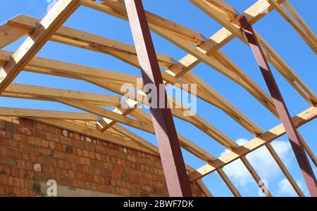 Dachbinder nicht mit Keramikfliesen auf Einfamilienhaus im Bau, sichtbare Dachelemente, Lattenroste, Thekenlatten, Dachsparren. Industrie Stockfoto