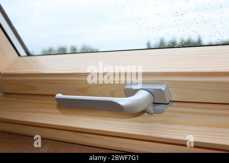 Ein modernes Schiebedach. Griff zum Öffnen des Dachfensters, Nahaufnahme. Mansarde Design Eines Dachgeschoss-Hauses. Dachkonstruktion. Stockfoto