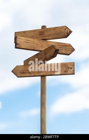 Holzschild auf blauem Himmel mit weißen Wolken isoliert. Richtungskonzept. Modell, Vorlage Stockfoto