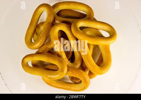 Bagels. Leckere Bagels auf weißem Hintergrund. Trocknen von Bagels. Bagel auf weißem Hintergrund. Draufsicht Stockfoto