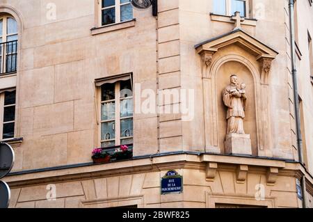 Gesimse in der Rue de La Parcheminerie in Paris, Frankreich. Stockfoto