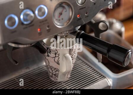 Automatische Kaffeemaschine espresso vorbereiten Stockfoto