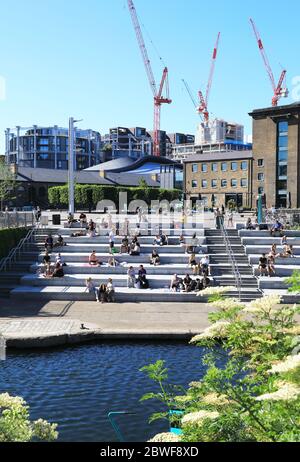 Menschen, die die Sonne am Granary Square am Kings Cross genießen, am letzten Tag des Monats Mai, als die Einschränkungen des Coronavirus gelockert werden, im Norden Londons, Großbritannien Stockfoto