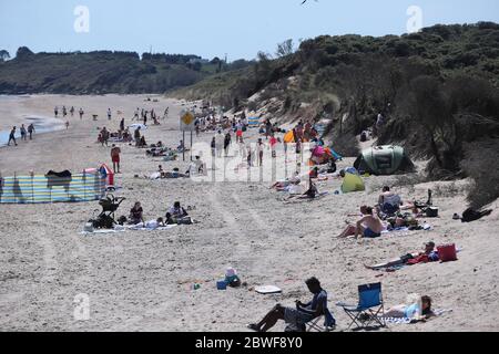 Die Menschenmassen am Strand von Brittas Bay, Co Wicklow, wo Gardai nicht-Einheimische abgewiesen hat, die einen Besuch versuchen, nachdem einige Sperrbeschränkungen gelockert wurden, einschließlich einer Erhöhung der Entfernung, die Menschen in Irland von zwei auf fünf Kilometer reisen können. Stockfoto