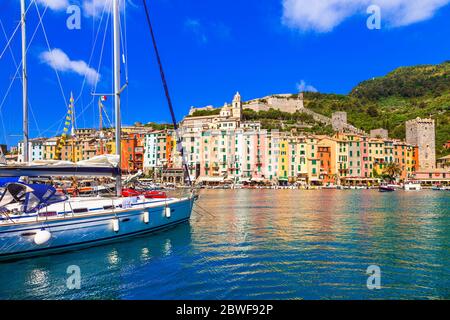 Berühmte 'Cinque terre' in Italien - schönes Portovenere Fischerdorf in Ligurien und beliebte Touristenattraktion Stockfoto