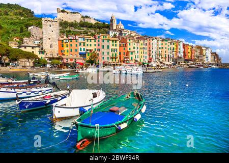 Berühmte 'Cinque terre' in Italien - schönes Portovenere Fischerdorf in Ligurien und beliebte Touristenattraktion Stockfoto