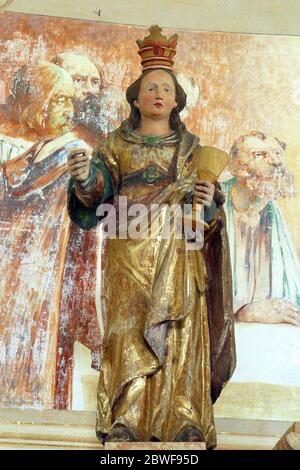 Die heilige Barbara, eine Statue auf dem Hauptaltar in der Kapelle der heiligen Anna in Desinic, Kroatien Stockfoto