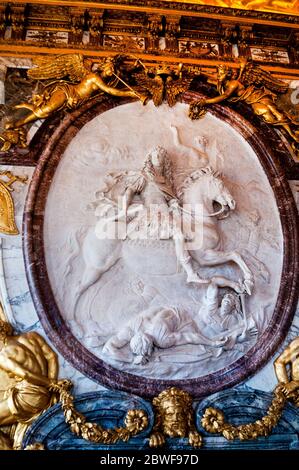 König Ludwig XIV. Auf einem ovalen Pferdereliefs im Kriegssaal oder Salon de la Guerre im Schloss Versailles in Frankreich, Stockfoto