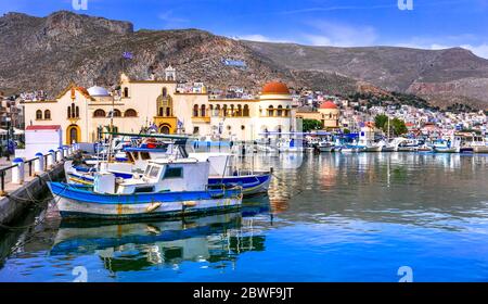 Kalymnos - schöne griechische Insel der Dodekanes, Griechenland. Blick auf die Innenstadt von Pothia und den Hafen Stockfoto