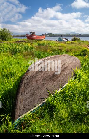 Hölzerne Fischerboote in Roundstone. County Galway, Connacht Provinz, Irland, Europa. Stockfoto