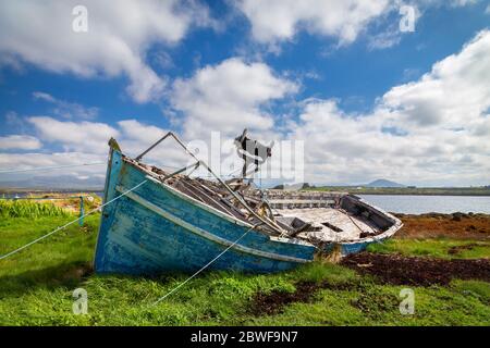 Blaues Holzboot in Roundstone. County Galway, Connacht Provinz, Irland, Europa. Stockfoto