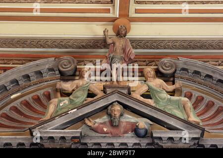 Gott der Vater und Jesus Christus zwischen zwei Engeln, Statuen auf dem Hauptaltar in der Pfarrkirche unserer Lieben Frau vom Berg Karmel in Bacva, Kroatien Stockfoto