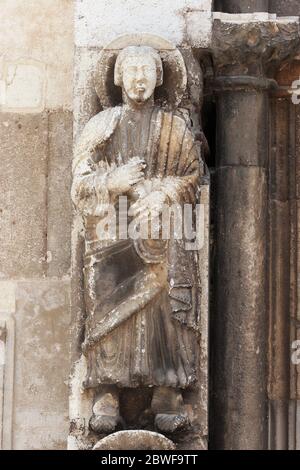 Heilige, Statue auf dem Portal Kathedrale von St. Anastasia in Zadar, Kroatien Stockfoto