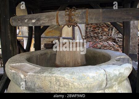 Alte alte alte Wasserbrunnen mit hölzernen Eimern in Veliki Tabor Burg, Kroatien Stockfoto