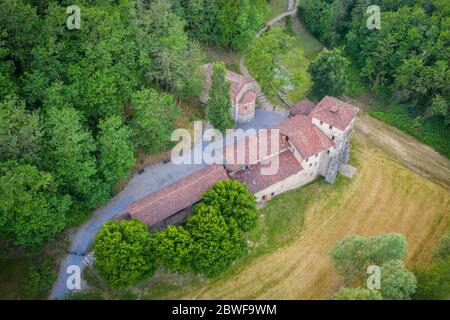 Luftaufnahme des benediktiners Monastero di Torba, in der Nähe von Castelseprio, Gornate Olona, Provinz Varese, Lombardei, Italien. Stockfoto