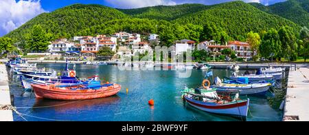 Griechenland Reisen. Wunderschöne grüne Insel Skopelos - traditionelles Fischerdorf mit bunten Booten im Neo Klima Dorf. Stockfoto