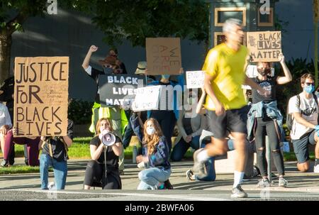 Mountain View, USA. Mai 2020. Menschen halten Plakate während eines Protestes über den Tod von George Floyd in der Stadt Mountain View, San Francisco Bay Area, Kalifornien, USA, 31. Mai 2020. Kredit: Dong Xudong/Xinhua/Alamy Live News Stockfoto