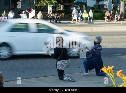 Mountain View, USA. Mai 2020. Menschen halten Plakate während eines Protestes über den Tod von George Floyd in der Stadt Mountain View, San Francisco Bay Area, Kalifornien, USA, 31. Mai 2020. Kredit: Dong Xudong/Xinhua/Alamy Live News Stockfoto