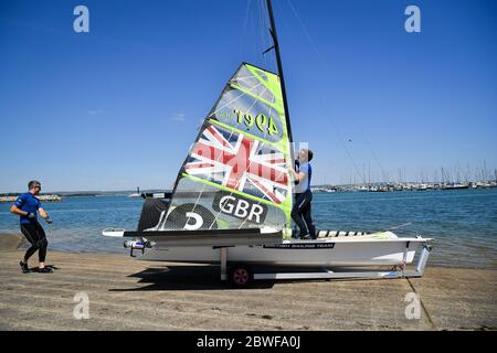 Team GB Athleten Rig ihre Boote während einer Trainingseinheit als Mitglieder des Teams GB in Weymouth und Portland National Sailing Academy zurück zum Training auf dem Wasser in Paaren als Lockdown Beschränkungen in England zu erleichtern. Stockfoto