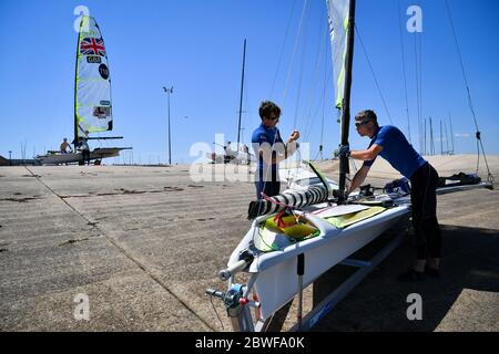 Team GB Athleten Rig ihre Boote während einer Trainingseinheit als Mitglieder des Teams GB in Weymouth und Portland National Sailing Academy zurück zum Training auf dem Wasser in Paaren als Lockdown Beschränkungen in England zu erleichtern. Stockfoto