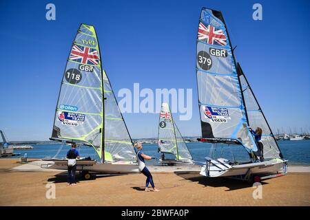 Team GB Athleten Rig ihre Boote während einer Trainingseinheit als Mitglieder des Teams GB in Weymouth und Portland National Sailing Academy zurück zum Training auf dem Wasser in Paaren als Lockdown Beschränkungen in England zu erleichtern. Stockfoto