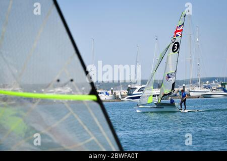 Team GB-Athleten segeln während einer Trainingseinheit aus dem Hafen, da Mitglieder des Team GB bei Weymouth und der Portland National Sailing Academy paarweise wieder auf dem Wasser trainieren, da die Lockdown-Beschränkungen in England lockern. Stockfoto