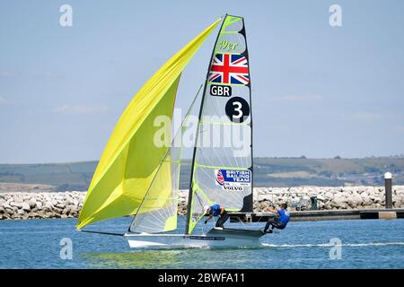 Team GB-Athleten segeln während einer Trainingseinheit aus dem Hafen, da Mitglieder des Team GB bei Weymouth und der Portland National Sailing Academy paarweise wieder auf dem Wasser trainieren, da die Lockdown-Beschränkungen in England lockern. Stockfoto