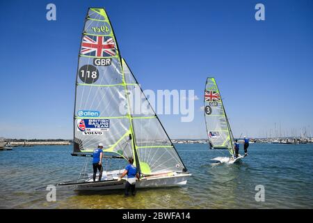 Team GB-Athleten segeln während einer Trainingseinheit aus dem Hafen, da Mitglieder des Team GB bei Weymouth und der Portland National Sailing Academy paarweise wieder auf dem Wasser trainieren, da die Lockdown-Beschränkungen in England lockern. Stockfoto