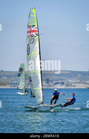 Team GB Athleten während einer Trainingseinheit als Mitglieder des Team GB bei Weymouth und Portland National Sailing Academy kehren paarweise zum Training auf dem Wasser zurück, da Lockdown Beschränkungen in England lockern. Stockfoto