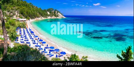 Die besten Strände Griechenlands mit blauer Flagge - Lemonakia mit türkisfarbenem Meer. Samos Stockfoto