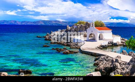 Authentische traditionelle griechische Inseln - unberührte Chios, Blick auf kleine Kirche im Meer über den Felsen, Agios Isidoros Stockfoto