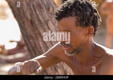 Buschmann, Kalahari Wüste, Namibia. Die Buschmänner sind Ureinwohner des südlichen Afrikas, die mehrere Bereiche von Südafrika, Zimbabwe, Lesotho, Mosambik Stockfoto