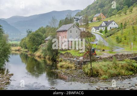 Sall Fluss und Brücke in bewölkten Tag in Norwegen Stockfoto