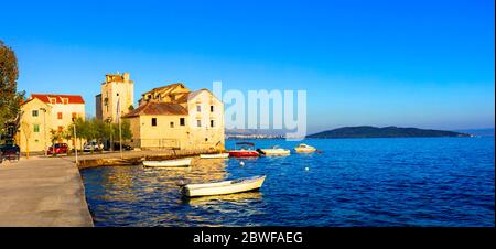 Schöne Küstenstädte in Kroatien. Malerische Kastella in Dalmatien. Blick auf Kastel Stafilic Dorf Stockfoto