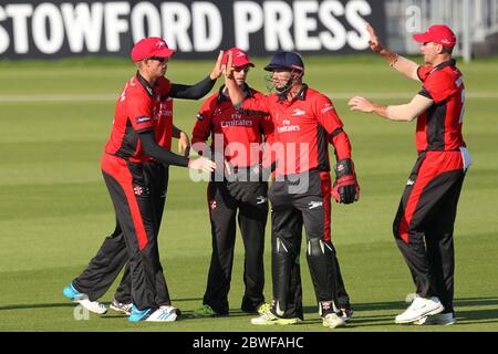 CHESTER LE STREET, ENGLAND - Phil Musatrd gratuliert Keaton Jennings, nachdem er Kyle Coetzer während des Spiels der Nat West T20 Blast North Division zwischen Durham und Northamptonshire im Emirates Riverside, Chester le Street am Freitag, 24. Juli 2014 in der Tiefe gefangen hatte. Stockfoto