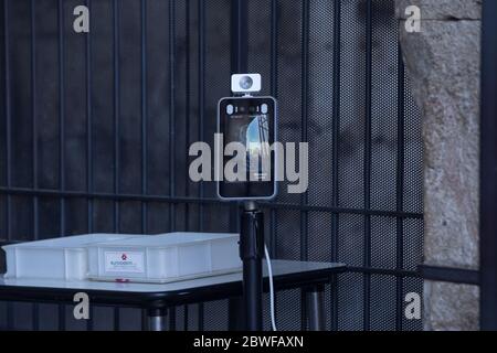 Roma, Italien. Juni 2020. Termoscanner für die Körpertemperaturkontrolle am Eingang des Kolosseums (Foto: Matteo Nardone/Pacific Press) Quelle: Pacific Press Agency/Alamy Live News Stockfoto