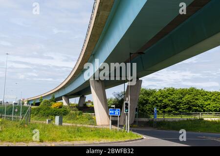 Eine Auffahrt und die M77 fliegen ohne Fahrzeuge an der Kreuzung 22 der Autobahn M8 in Tradeston, Glasgow, Schottland. Stockfoto