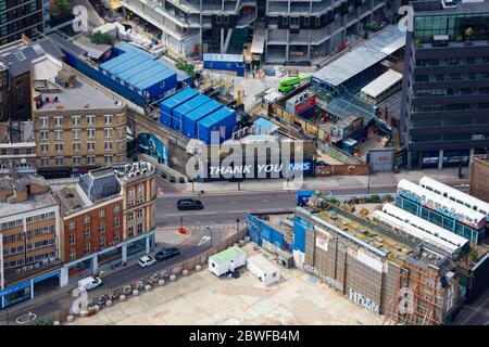 Luftaufnahme einer Londoner Baustelle mit dem Schild „Thank You NHS“ Stockfoto