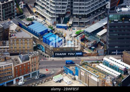 Luftaufnahme einer Londoner Baustelle mit dem Schild „Thank You NHS“ Stockfoto