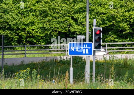 Ein Schild an der Auffahrt zur Autobahn M8 im Stadtzentrum von Glasgow in Schottland Stockfoto