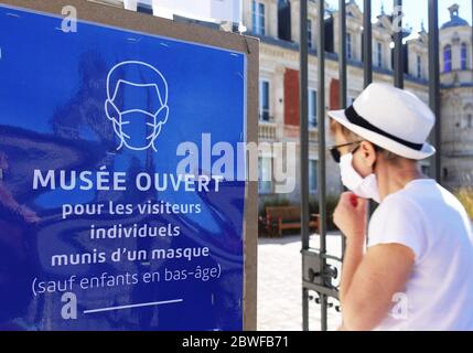 Paris, Frankreich. Mai 2020. Ein Schild mit der Aufschrift "Museum" wurde eröffnet. Bitte tragen Sie eine Maske, außer für kleine Kinder ist außerhalb einer Residenz in Paris, Frankreich, 31. Mai 2020 zu sehen. Frankreich wird die Sperrung des Anti-Coronavirus-Virus ab dem 2. Juni weiter auflösen, die 100-km-Reisebeschränkung heben und nicht lebenswichtigen Unternehmen, Parks und Stränden die Wiedereröffnung ermöglichen, kündigte Premierminister Edouard Philippe am 28. Mai an. Kredit: Gao Jing/Xinhua/Alamy Live News Stockfoto