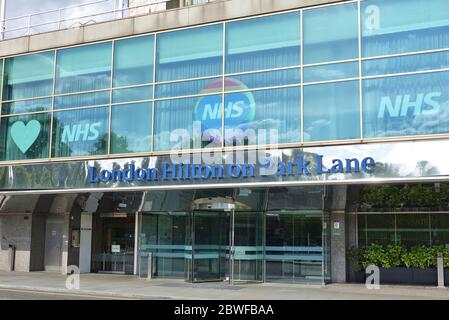 LONDON, Großbritannien - 16. MAI 2020 - Schild Love National Health Service (NHS) im Wahrzeichen Hilton Park Lane, einem luxuriösen Wolkenkratzer-Hotel mit Blick auf Hyde P Stockfoto